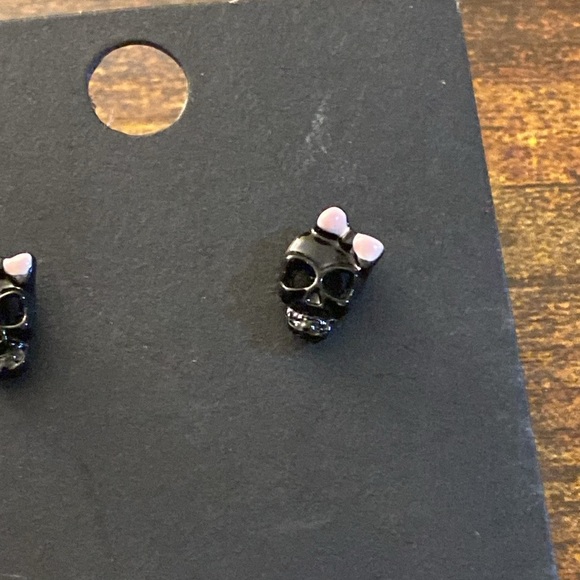 Lady skull stud earrings - Picture 3 of 3